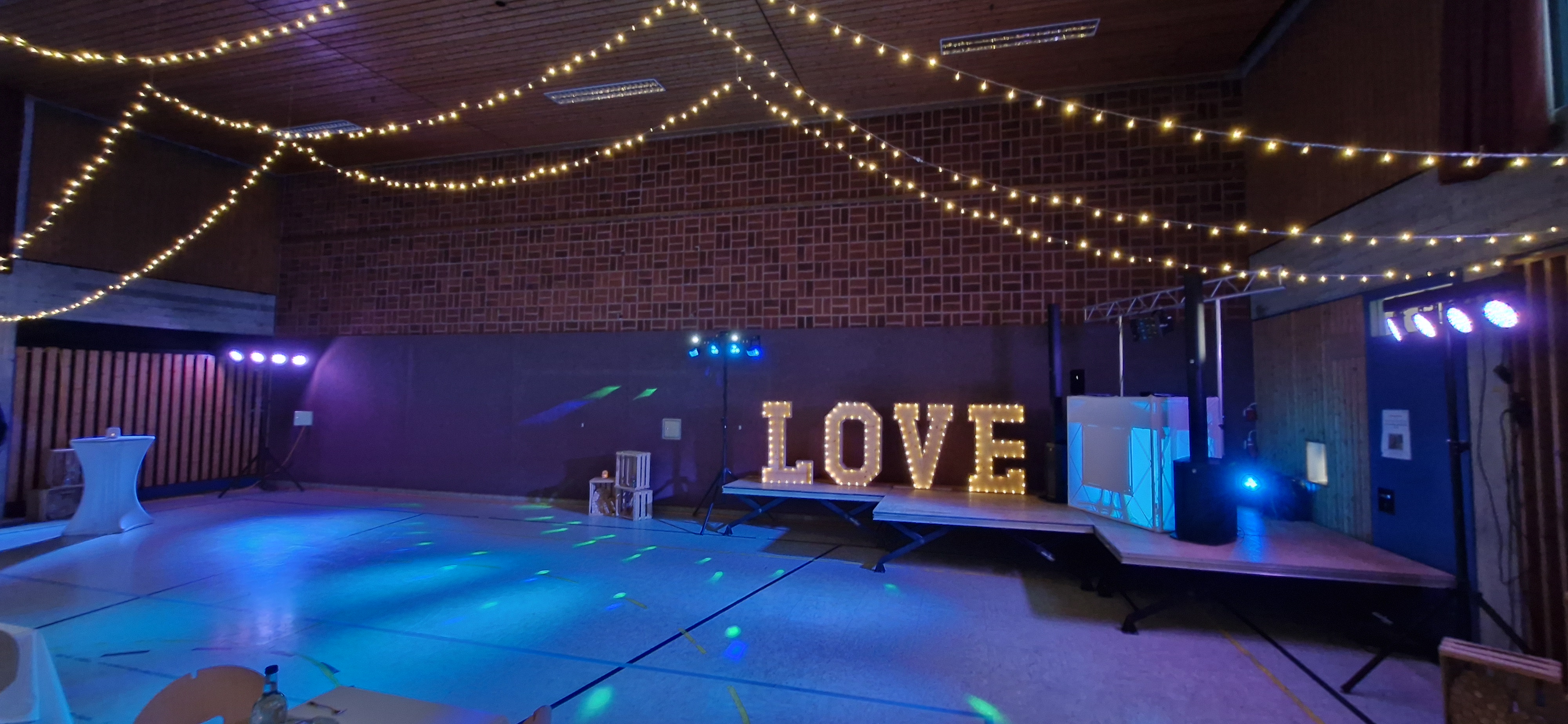 Eventbeleuchtung und DJ-Setup von DJ Brano