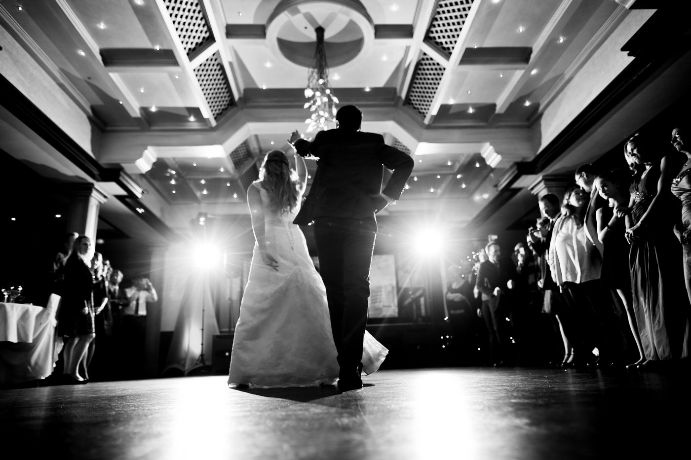 Volle Tanzfläche auf einer Hochzeit mit DJ Brano