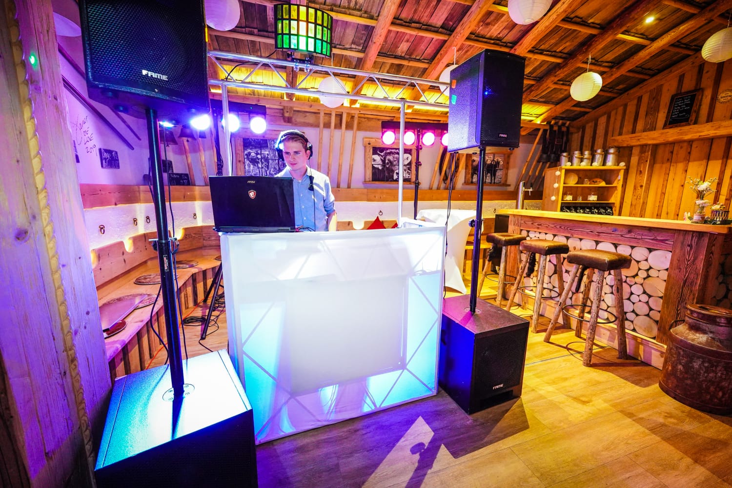 DJ Brano live an seinem DJ-Pult