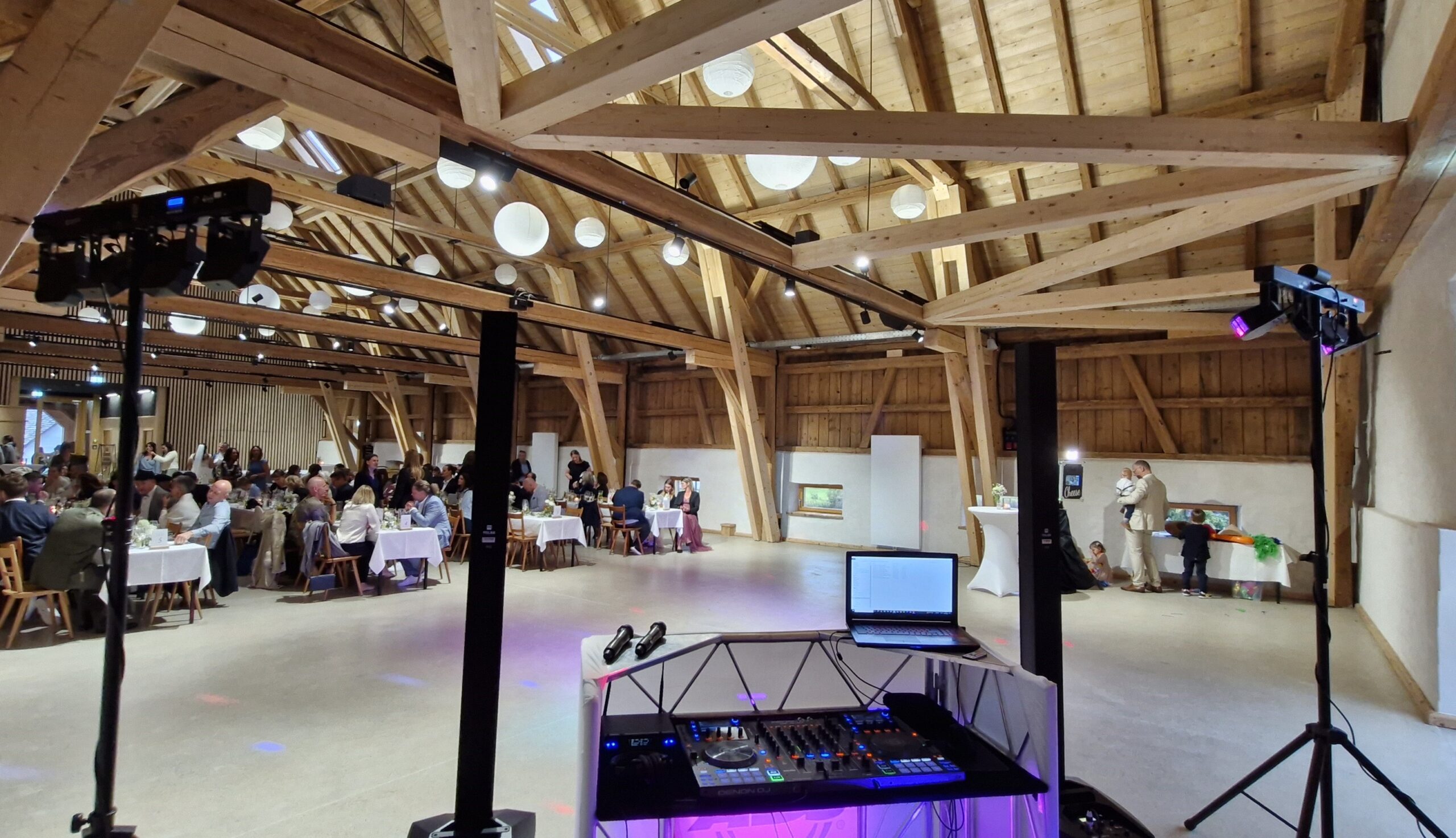 Professionelle DJ-Technik und Beleuchtung von DJ Brano